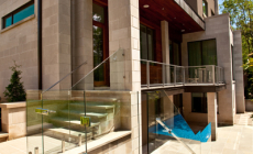 Frameless glass pool enclosure